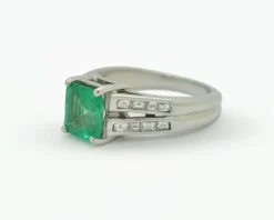 Bague avec diamants latéraux et émeraude