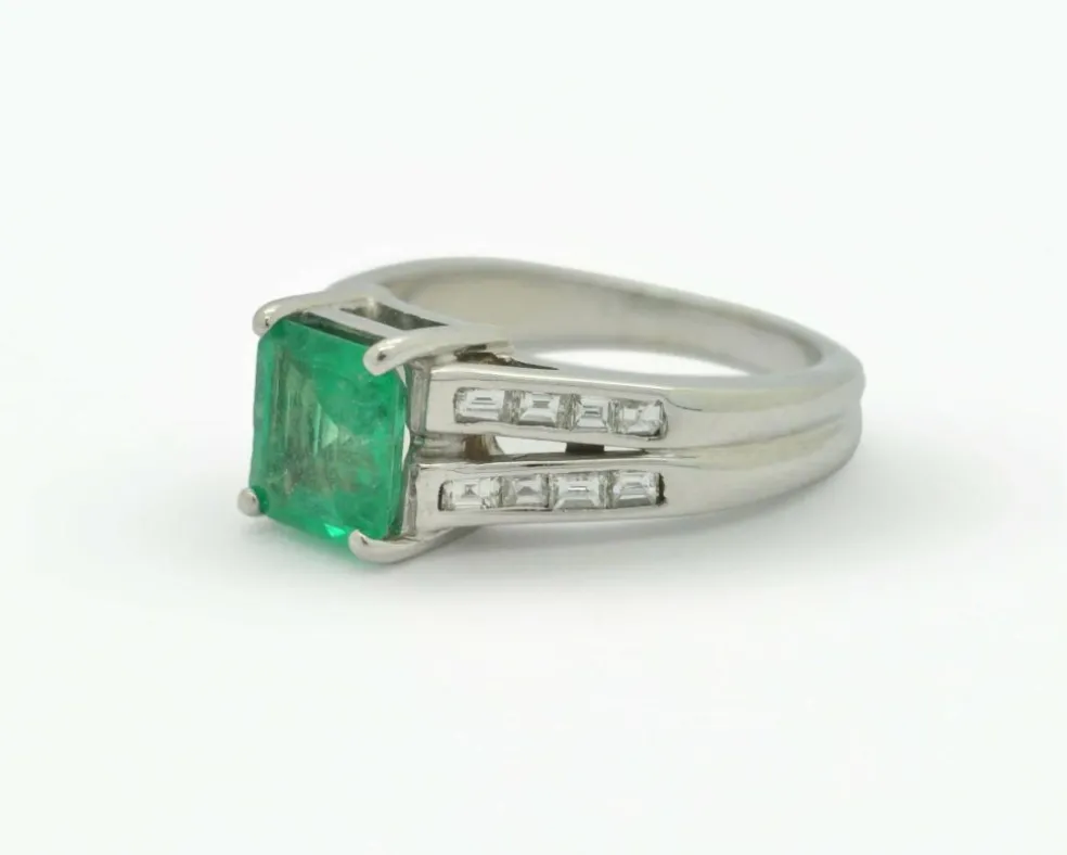 Bague avec diamants latéraux et émeraude