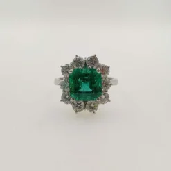 Bague avec émeraude de 2,48 ct et diamants