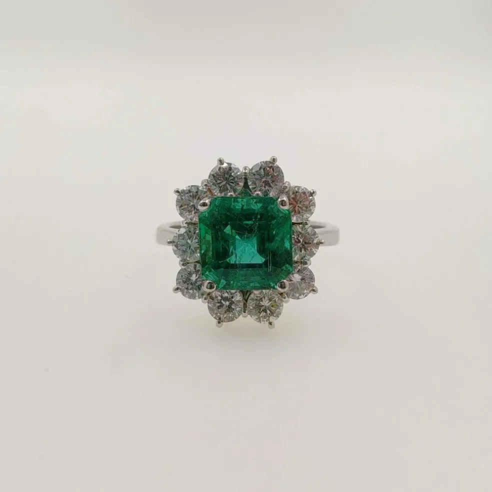 Bague avec émeraude de 2,48 ct et diamants