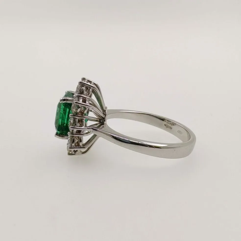 Bague avec émeraude de 2,48 ct et diamants