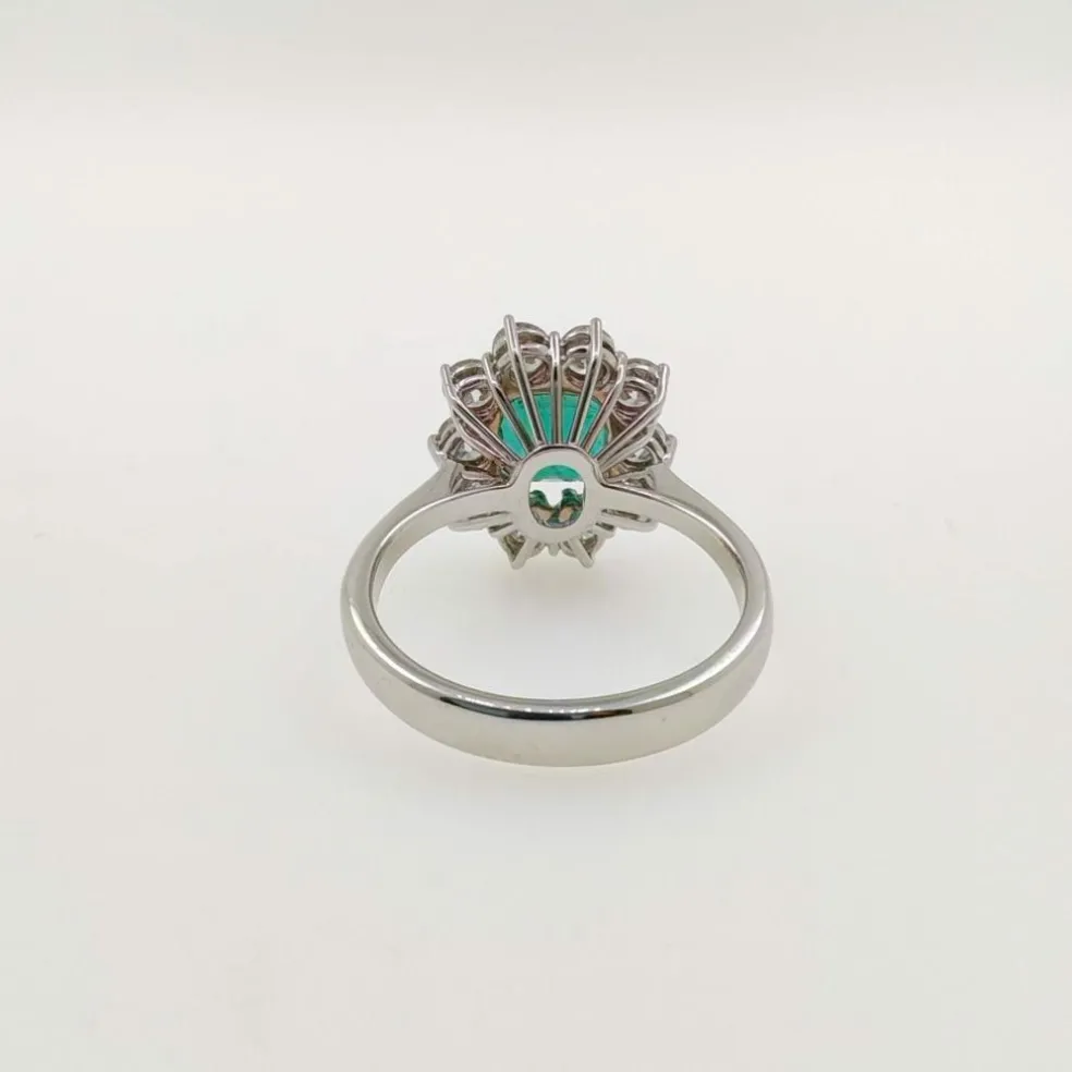 Bague avec émeraude de 2,48 ct et diamants