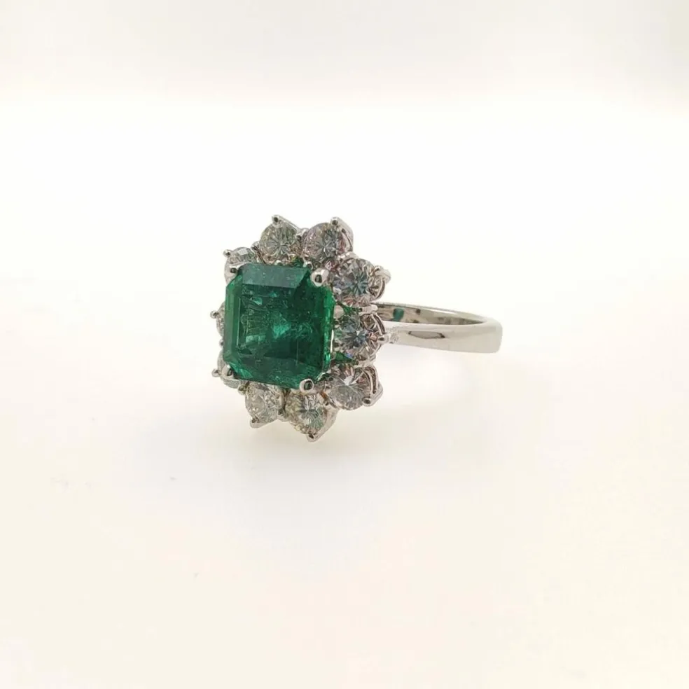 Bague avec émeraude de 2,48 ct et diamants