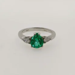 Bague avec émeraude en forme de larme et diamants