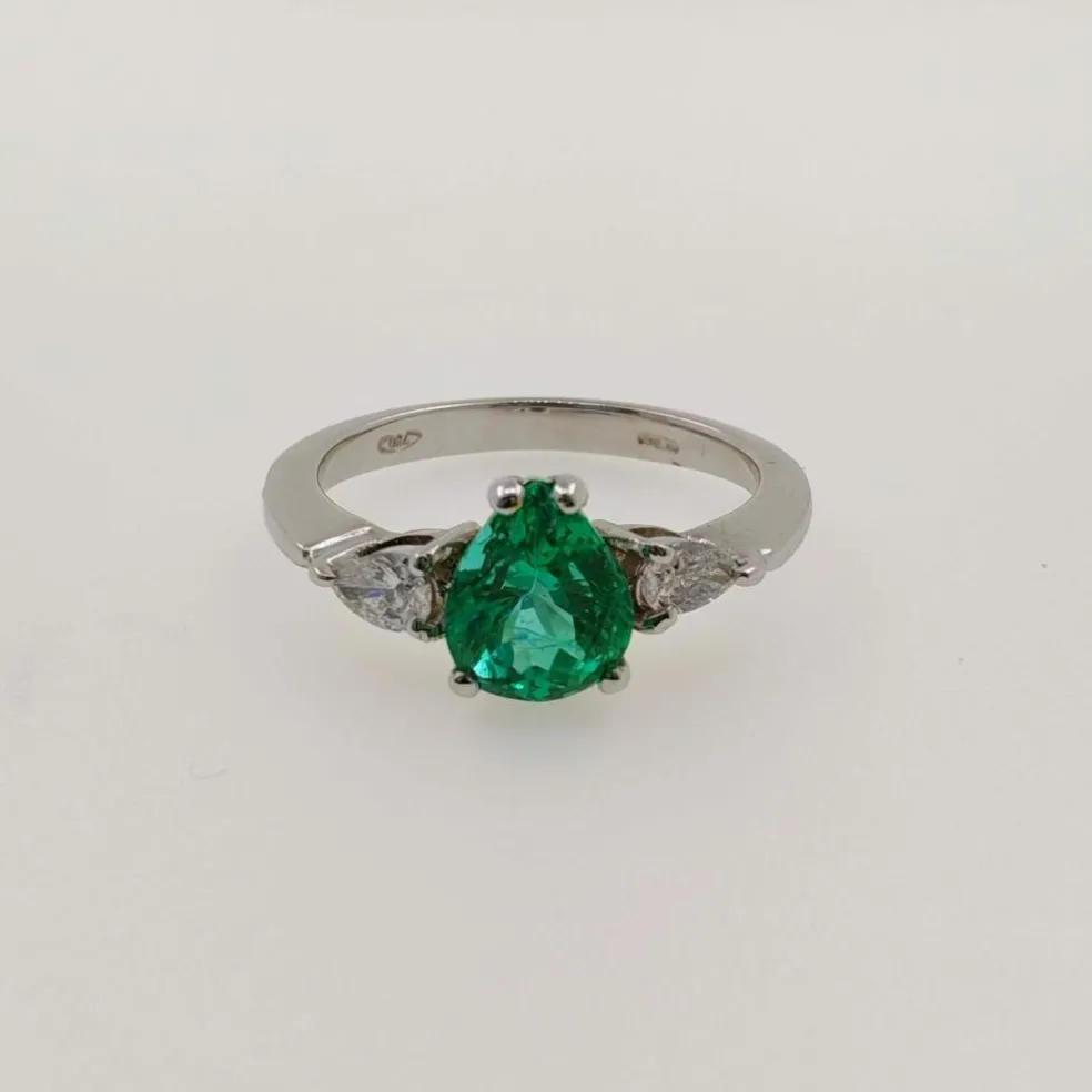 Bague avec émeraude en forme de larme et diamants