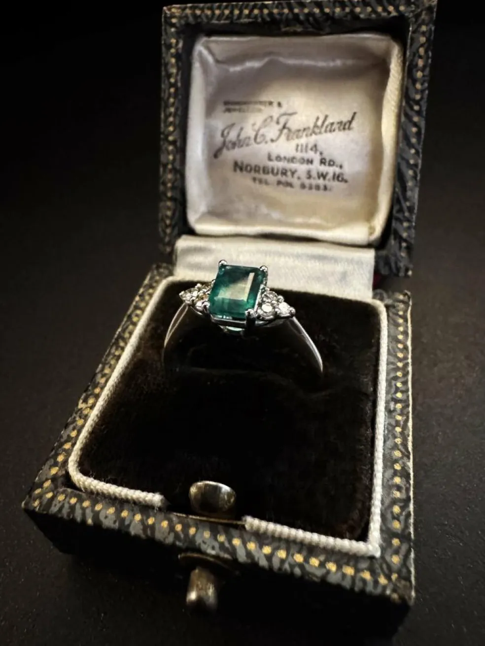 Bague avec émeraude et diamants