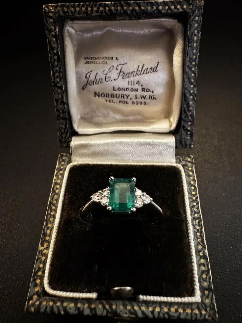 Bague avec émeraude et diamants