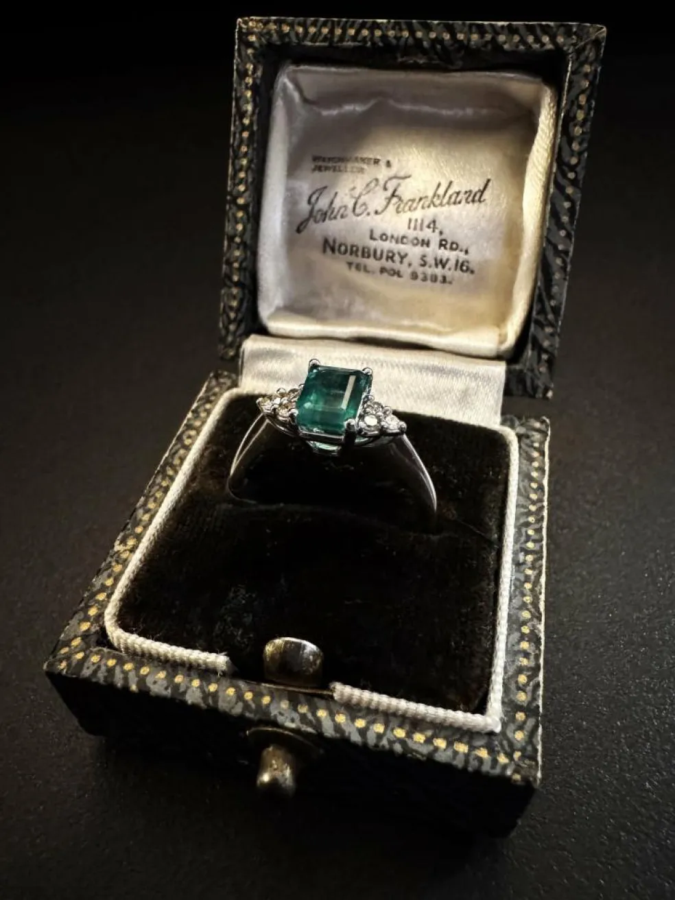 Bague avec émeraude et diamants