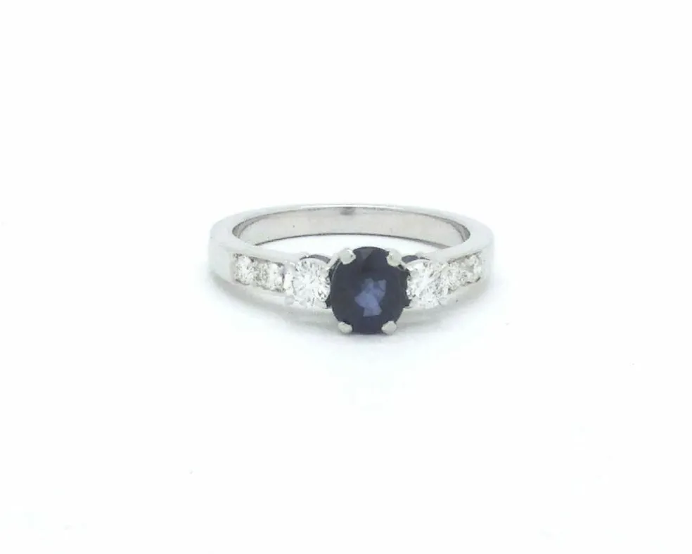 Bague avec saphir et diamants latéraux