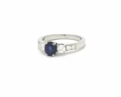Bague avec saphir et diamants latéraux