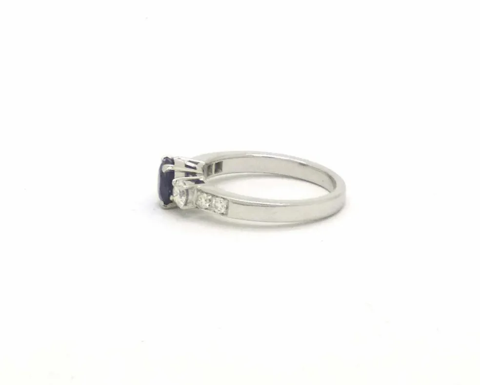 Bague avec saphir et diamants latéraux