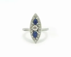 Bague avec saphirs et diamants, en or blanc