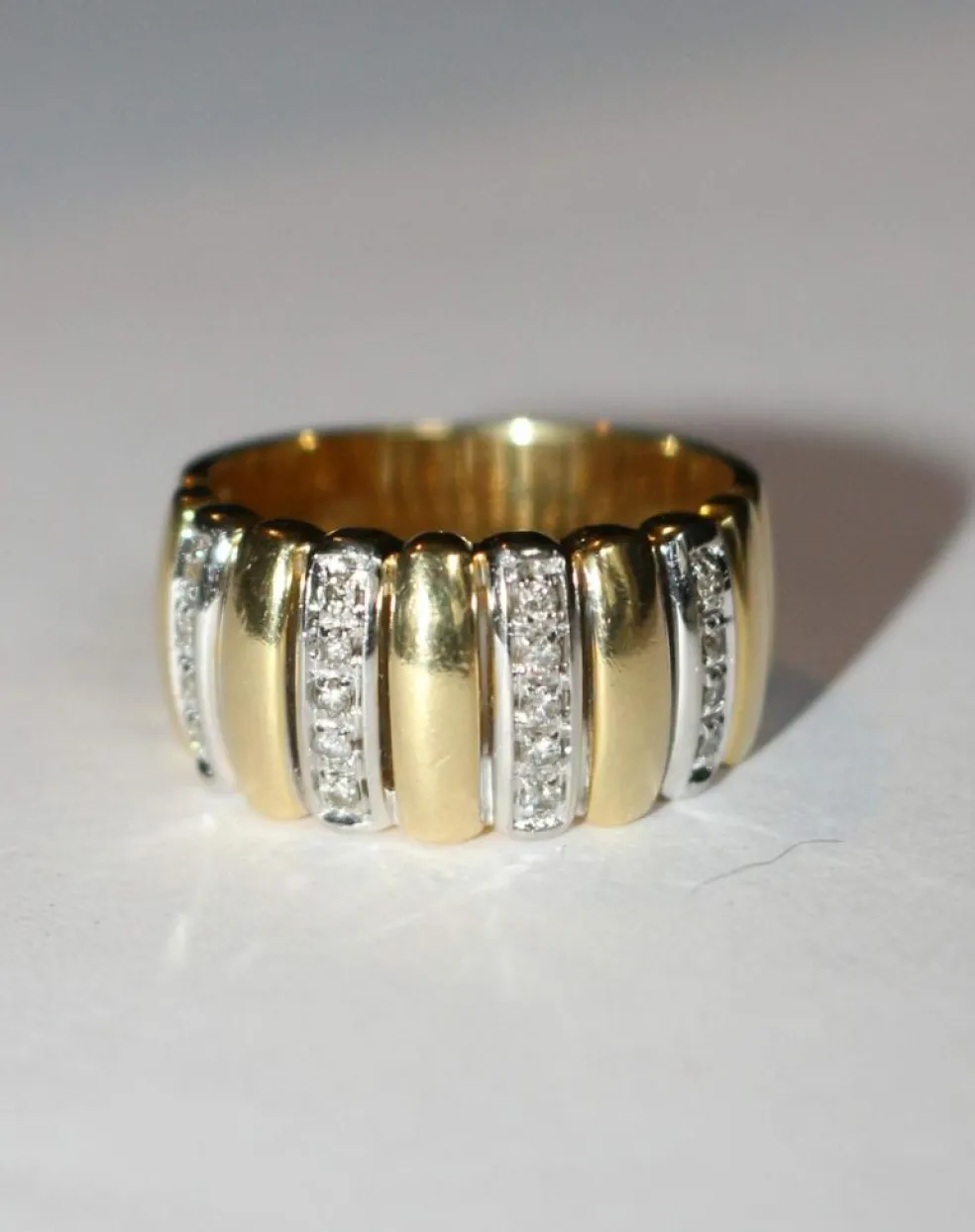 Bague bandeau 2 ors godronnée diamants