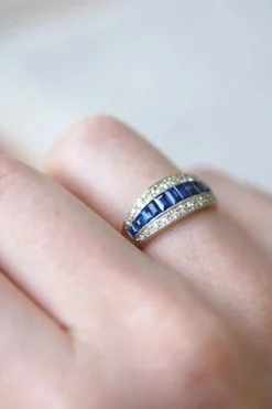 Bague Bandeau Art Deco Saphirs Calibrés et Diamants