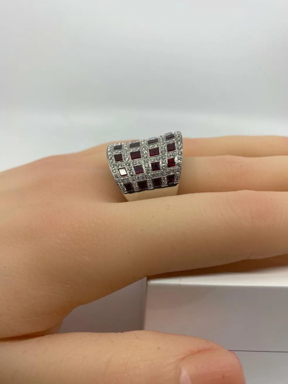 Bague bandeau cocktail Or blanc Rubis Diamants