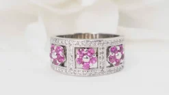 Bague bandeau en or blanc, topazes roses et diamants