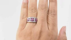 Bague bandeau en or blanc, topazes roses et diamants