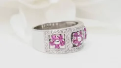 Bague bandeau en or blanc, topazes roses et diamants