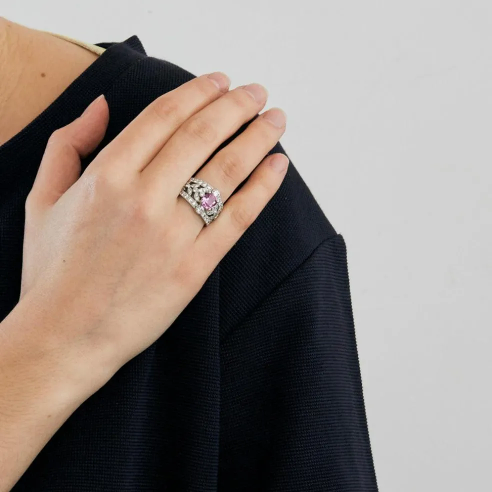 Bague bandeau en platine, saphir rose et diamants