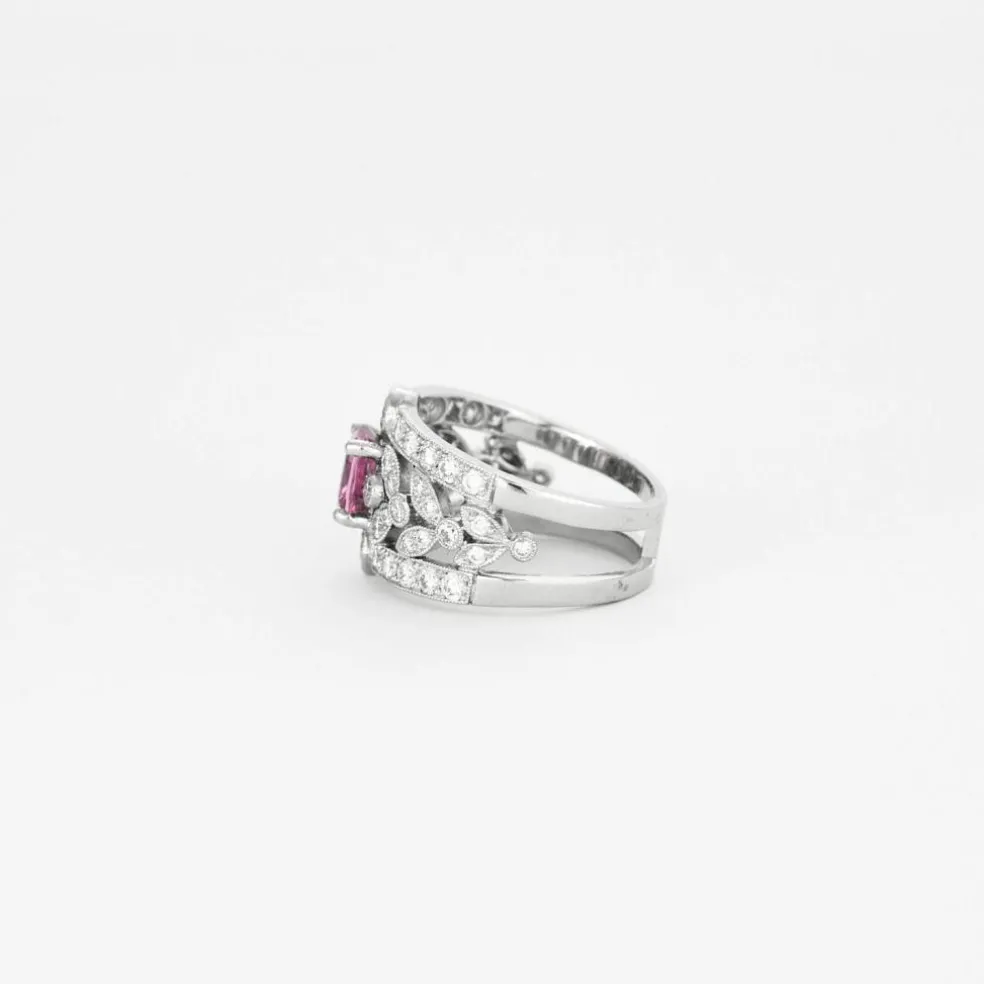 Bague bandeau en platine, saphir rose et diamants