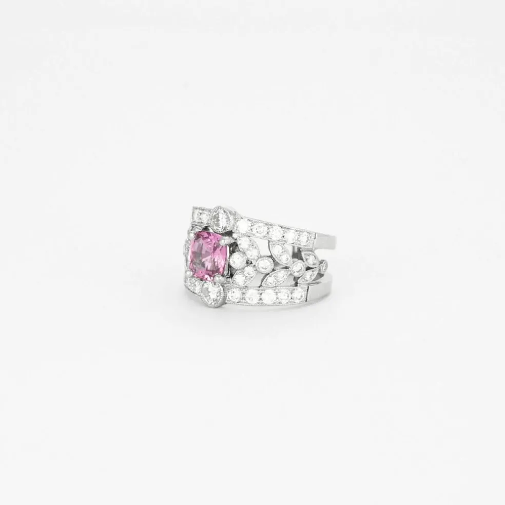 Bague bandeau en platine, saphir rose et diamants