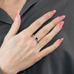 Bague bandeau or blanc, saphir et diamants