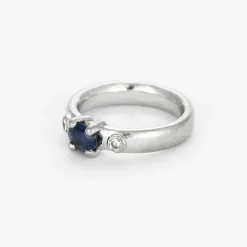 Bague bandeau or blanc, saphir et diamants