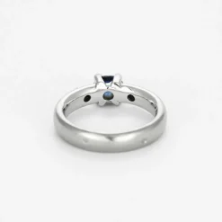 Bague bandeau or blanc, saphir et diamants