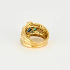 Bague bandeau or jaune, saphirs, émeraudes et diamants