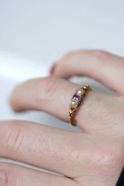Bague bandeau rubis et perles sur or