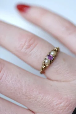 Bague bandeau rubis et perles sur or