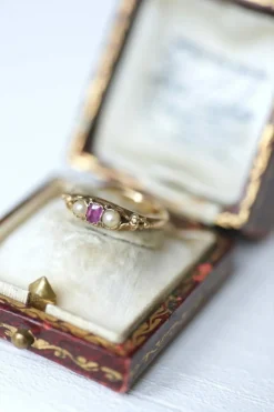 Bague bandeau rubis et perles sur or