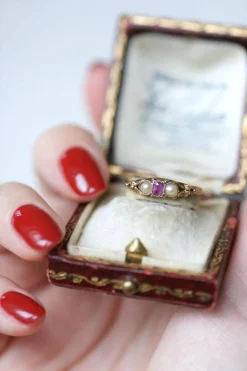 Bague bandeau rubis et perles sur or