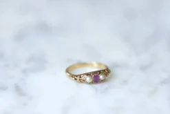 Bague bandeau rubis et perles sur or