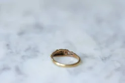 Bague bandeau rubis et perles sur or