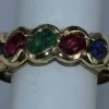Bague baroque en or jaune mélange émeraude, rubis, saphir