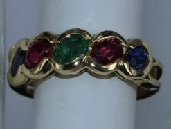 Bague baroque en or jaune mélange émeraude, rubis, saphir