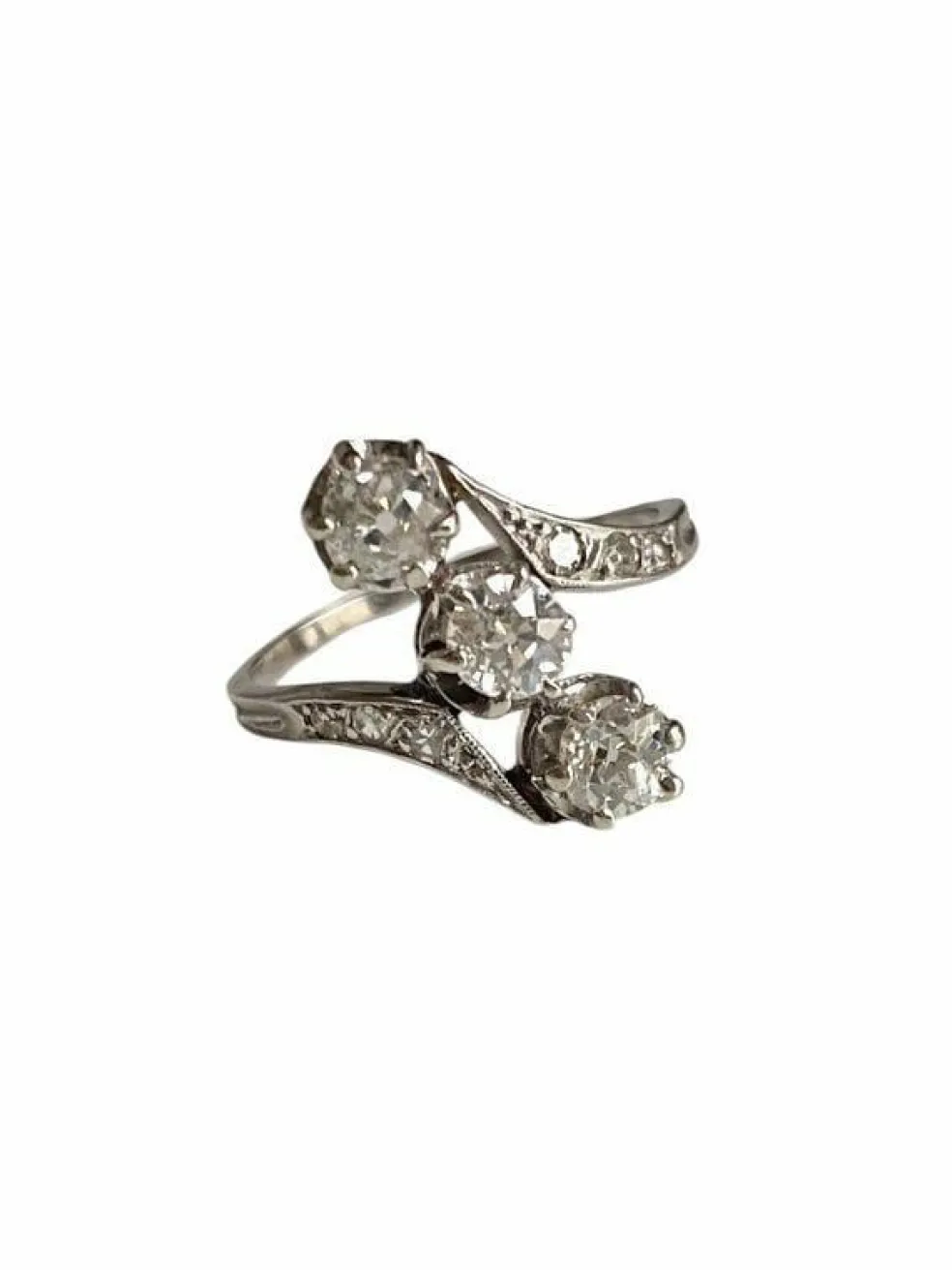 Bague Belle Epoque en platine sertie de 3 diamants