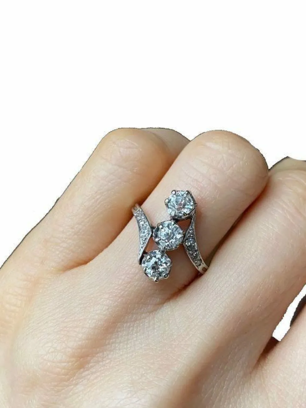 Bague Belle Epoque en platine sertie de 3 diamants