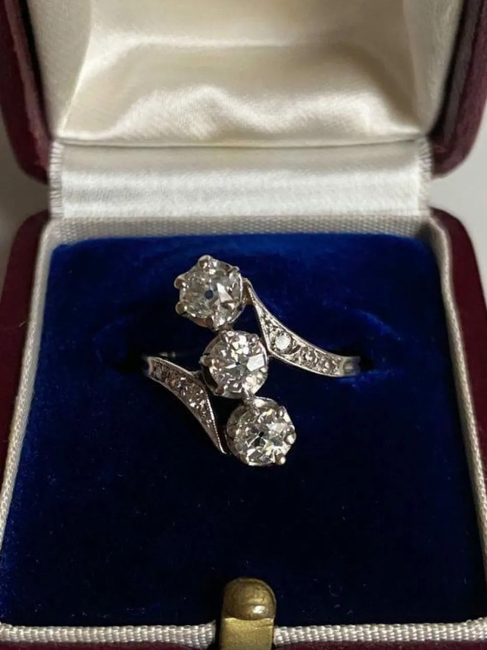 Bague Belle Epoque en platine sertie de 3 diamants