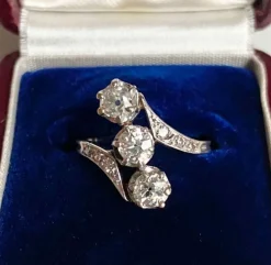 Bague Belle Epoque en platine sertie de 3 diamants