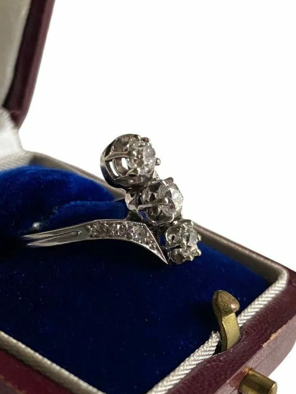 Bague Belle Epoque en platine sertie de 3 diamants