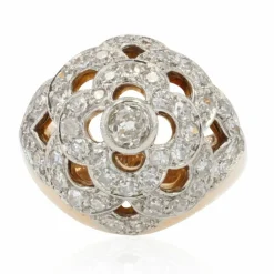 Bague boule ajourée d'un décor de fleur et diamants