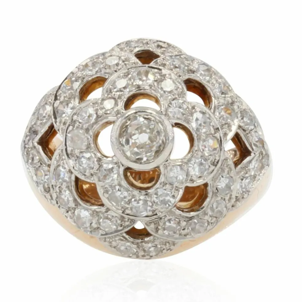 Bague boule ajourée d'un décor de fleur et diamants