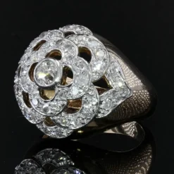 Bague boule ajourée d'un décor de fleur et diamants