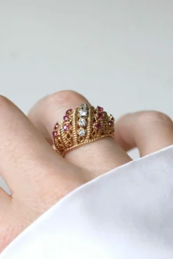 Bague Boule torsade or jaune, diamants et rubis