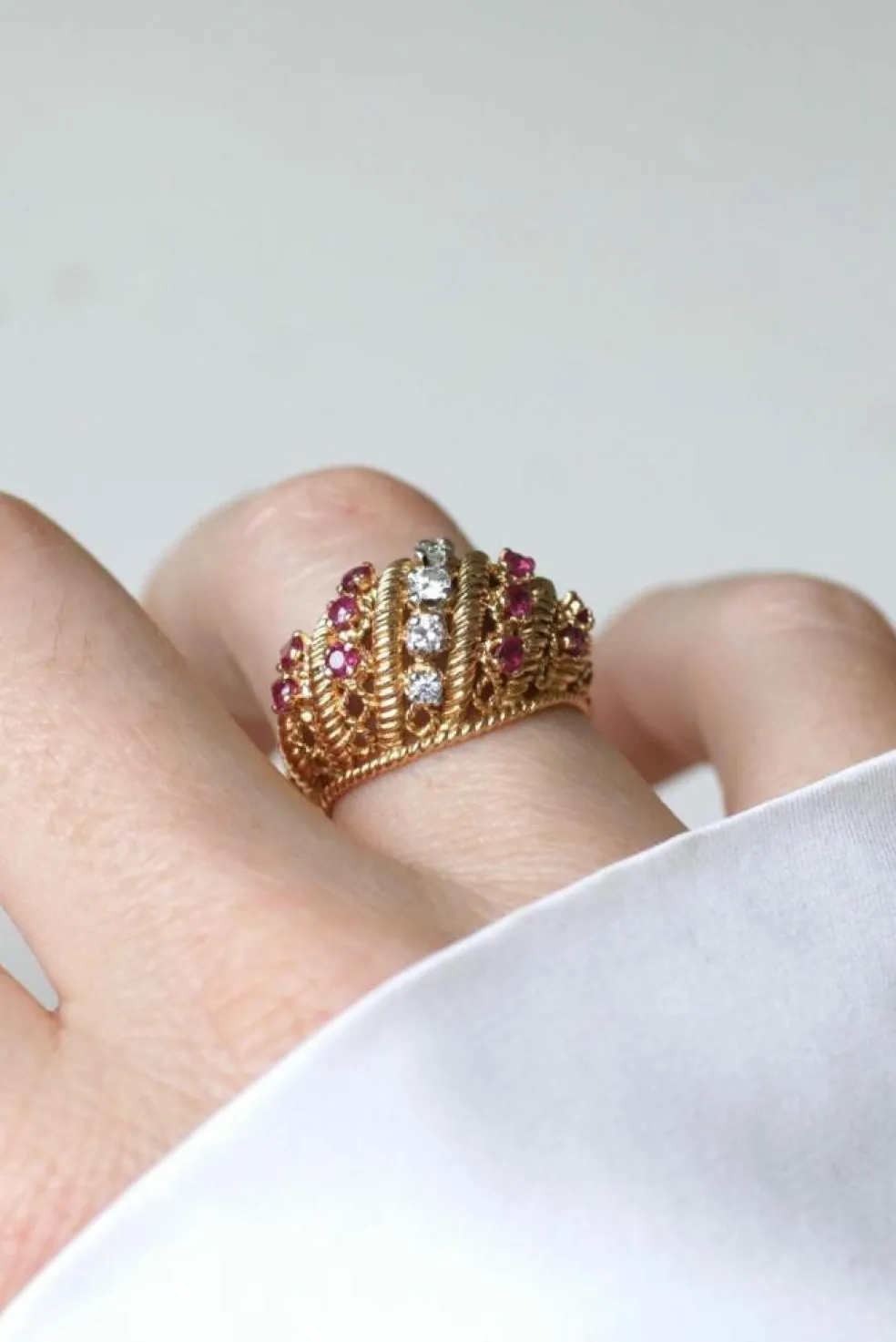 Bague Boule torsade or jaune, diamants et rubis