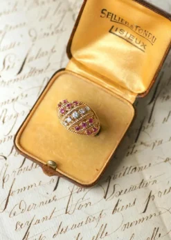 Bague Boule torsade or jaune, diamants et rubis