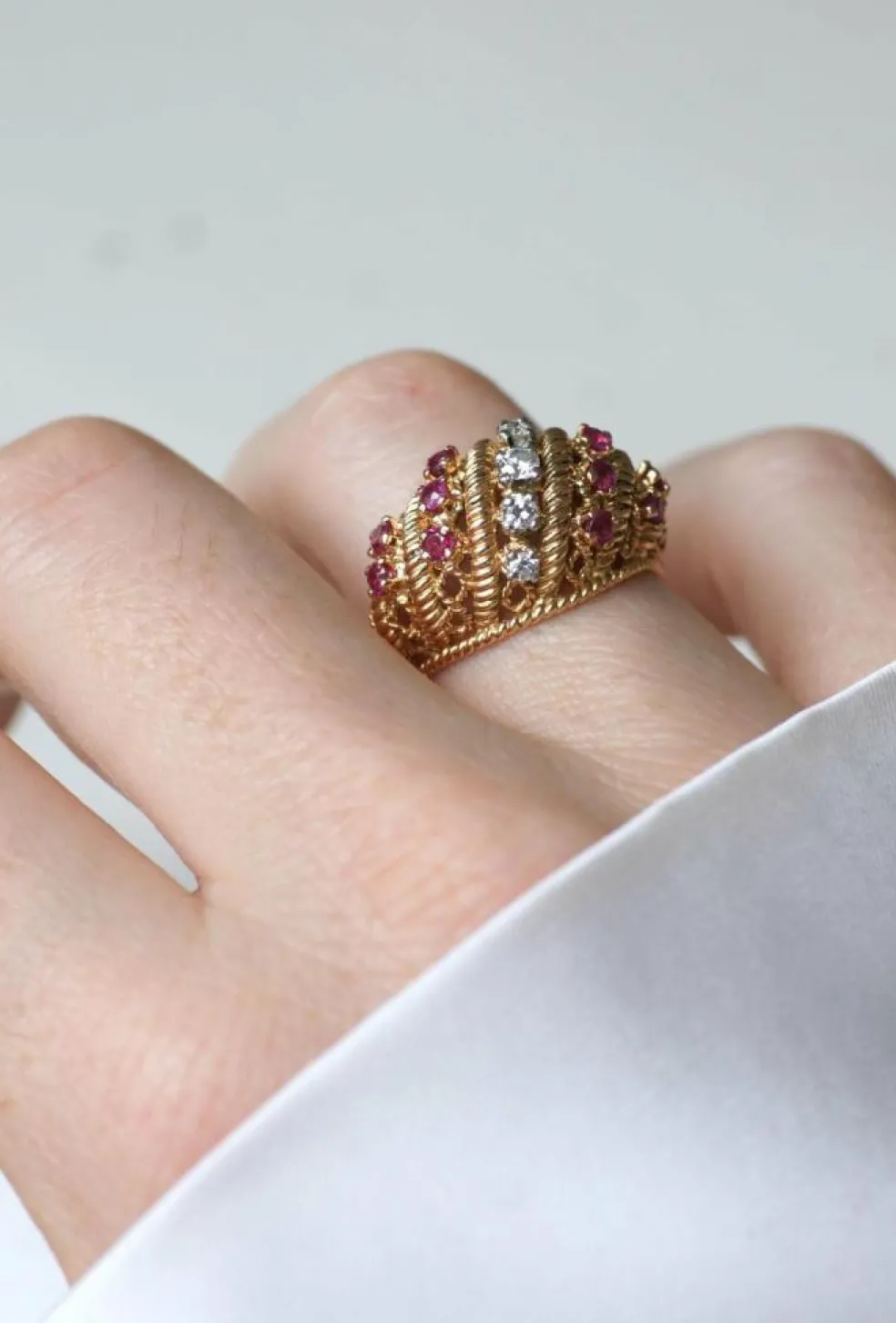 Bague Boule torsade or jaune, diamants et rubis