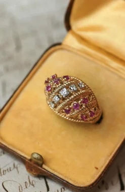 Bague Boule torsade or jaune, diamants et rubis